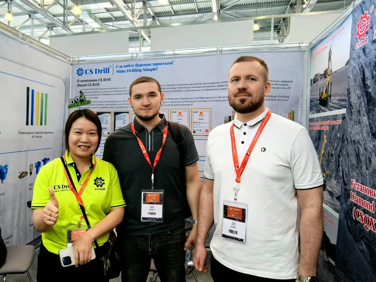 Lily with customers in Moscow, 2025